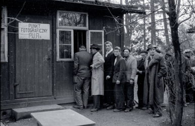 « Des réémigrés de France font la queue au point photo de la gare de Międzylesie, novembre 1948 »
